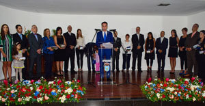 Roberto González Pérez –en el centro– durante su discurso de investidura como presidente reelecto de la HGV, 2017-2019.