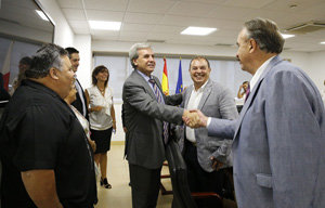Rafael de la Sierra saluda a uno de los participantes en una reunión del Consejo de Comunidades Cántabras.