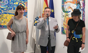 Ramón Jiménez en el acto de presentación con la escritora Goretti Irisarri –izqda.– y la pintora Teresa Irisarri.