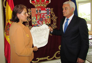 Mª Celsa Nuño García hace entrega del Certificado de la Real Orden al Mérito Civil a Carlos Luis Doallo Carballo, por sus 14 años de servicio a la comunidad española.