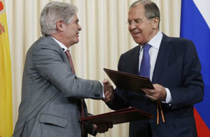 ​ Alfonso Dastis intercambia documentos con su homólogo ruso, Serguéi Lavrov, tras la firma de un acuerdo en la casa de invitados del Ministerio de Asuntos Exteriores en Moscú.