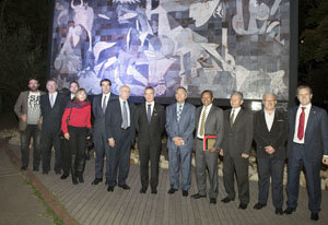 Iñigo Urkullo, ante la réplica del Gernika de Picaso realizada en Bogotá.