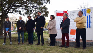El director del CCE en Uruguay y otras autoridades durante el acto de homenaje.