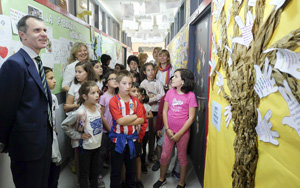 José Manuel Herrero, durante su visita al colegio de Melquiades Hidalago.