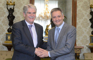 Un momento del saludo entre Alfonso Dastis y Gilbert Saboya.
