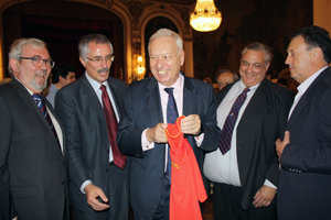 Daniel Calzón, a la derecha del exministro de Exteriores José Manuel García- Margallo, junto a directivos del Deportivo y el cónsul general de España, Rafael Tormo, en una imagen de archivo.