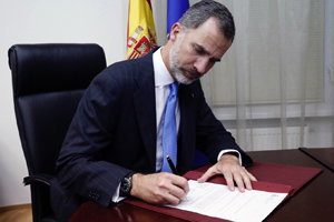 El Rey, durante la firma de la concesión de la Gran Cruz a Echevarria.
