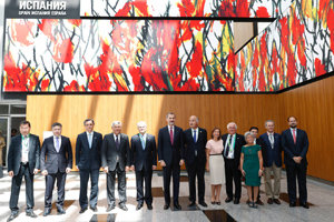 El Rey posa con las autoridades durante la visita al Pabellón España en Astana.