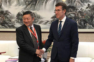 El presidente de la Xunta, durante su visita al Grupo JD.com.