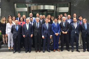 Núñez Feijóo, Francisco Conde y los empresarios gallegos en la Oficina Comercial de la Embajada.