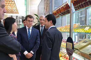 Feijóo, durante la visita al grupo GOFCO.