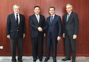 Núñez Feijóo, acompañado por Conde, durante el encuentro con Guo Yezhou.