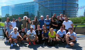 Los participantes en el viaje posan ante el Parlamento Europeo.