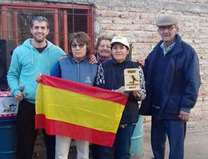 La presentación española en el torneo posa con la bandera.