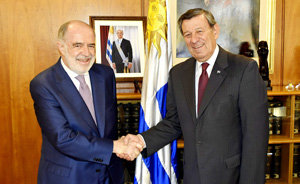 Saludo entre Javier Sangro –a la izda.– y Rodolfo Nin Novoa.