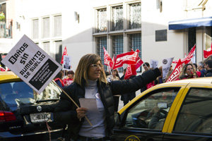Trabajadores repartiendo volantes frente al Consulado General de España en Buenos Aires.
