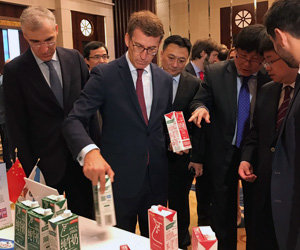 Feijóo, acompañado por el conselleiro Conde, muestra a los dirigentes chinos algunos de los productos gallegos.