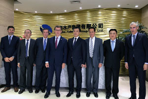 Feijóo y el presidente del Grupo Shanghai Fisheries, junto a otras autoridades gallegas y chinas.
