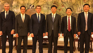Núñez Feijóo y Francisco Conde, durante la reunión con el vicealcalde del municipio de Shanghai.