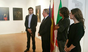 José Luis Bermúdez, Sergio Rodríguez –a la izda.– y los dos autores de la exposición, durante la inauguración.