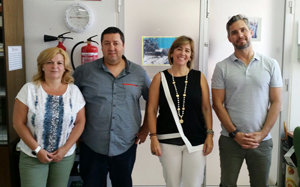 Los responsables de la FAER y de Viajes Azul Marino, durante la firma del convenio.
