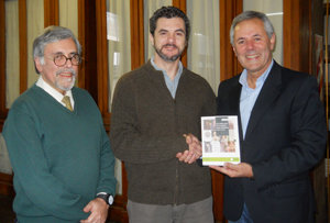 Carlos Santos Valle –a la dcha.– recibe el libro de manos del director del archivo y en presencia del autor.