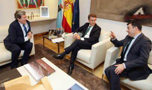 Juan Manuel Bonet, Núñez Feijóo y Román Rodriguez, durante la reunión.