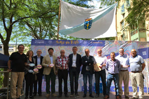 Los dirigentes de la Xunta y la delegación procedente de O Carballiño posan junto a los directivos del Centro Gallego.