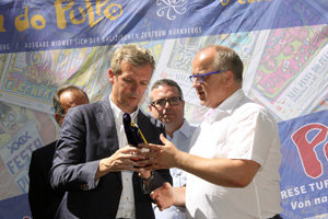 El vicepresidente de la Xunta recibe un recuerdo de su visita.