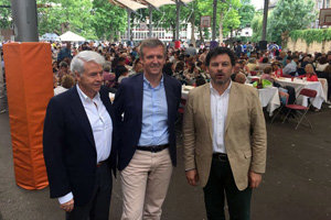 Alfonso Rueda y Antonio Rodríguez Miranda, junto al cónsul general.