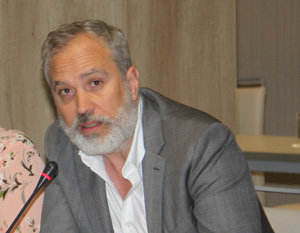 Víctor Bellido, en un momento de su intervención en el Pleno del CGCEE.