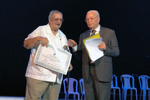 El presidente de la Asociación Canaria presentó la gala en el teatro América y entregó los reconocimientos.