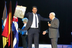 Carmelo González entregó un reconocimiento a Julio José Cabrera.