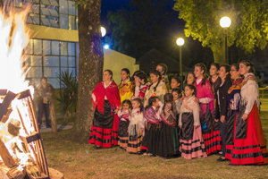 Integrantes del grupo folclórico, ante la fogata.