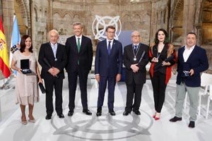 El presidente Feijóo y el vicepresidente Rueda, junto a los galardonados.