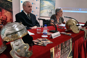 José Ramón Ónega y Carmen Basadre, con un casco de romano en primer plano.