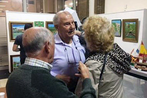 Durante la inauguración de la muestra, Frieiro recibe el saludo del público.
