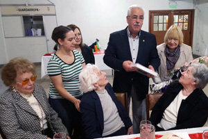 Néstor Seijas, acompañado por su esposa, entrega unos presentes a Petra, en nombre del Centro.