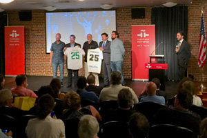 El productor Cuco Pino, David Kilpatrick –historiador del Cosmos–, Santiago Formoso, Antonio Rodríguez Miranda y Pedro Pablo Alonso, durante el acto.