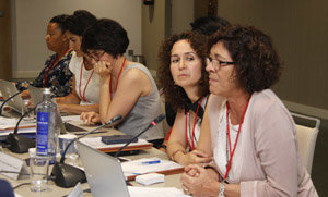 La presidenta de la Comisión de Educación, Ana Lourdes de Heriz –a la dcha.–, durante la celebración del Pleno.