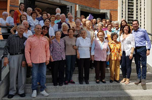 Parte de los usuarios del Centro de Día ‘Santiago Apóstol’, junto a los miembros del Consejo Directivo y del Comité de Damas.