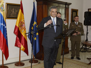 El embajador de España, Jesús Silva Fernández, alza la copa para brindar por Venezuela, España y el rey Felipe VI.