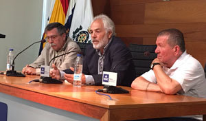 El jurista y escritor Juan Manuel Fernández del Torco; el autor de la obra, José Francisco Armas Pérez; y el director de Ediciones Aguere, Anghel Morales García.