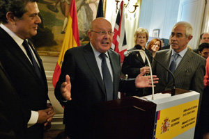 Ernesto Atanes -entre Federico Trillo y Miras Portugal-, durante el acto en el que recibió la Medalla de Honor de la Emigración.