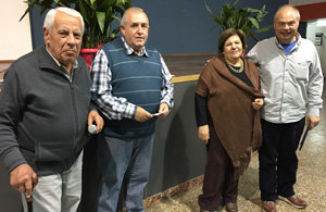 Directivos de la entidad y el ganador del sorteo a Uruguay.
