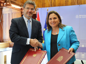 Saludo entre Rafael Catalá y María Soledad Pérez Tello.