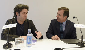 Gustavo Dudamel y Francisco Botas, durante la presentación del concierto.