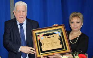 Pilar Simón y Juan Manuel Posada posan con la placa.