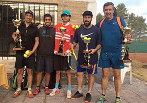 Algunos de los participantes en el torneo de tenis de la Asociación Española.
