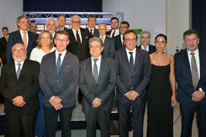 Autoridades, directivos de Aegacat y premiados posan tras la ceremonia.